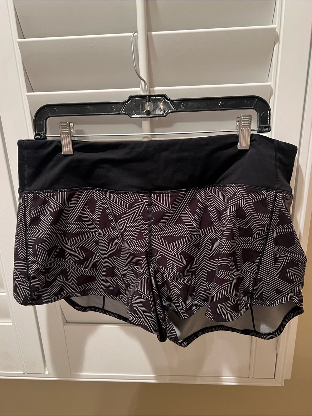 Lululemon Women's Black & white Patterned 4 inch shorts
